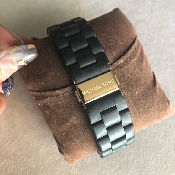 ❌ SOLD! Authentic Michael Kors watch in black and gold - Picture 2 of 7